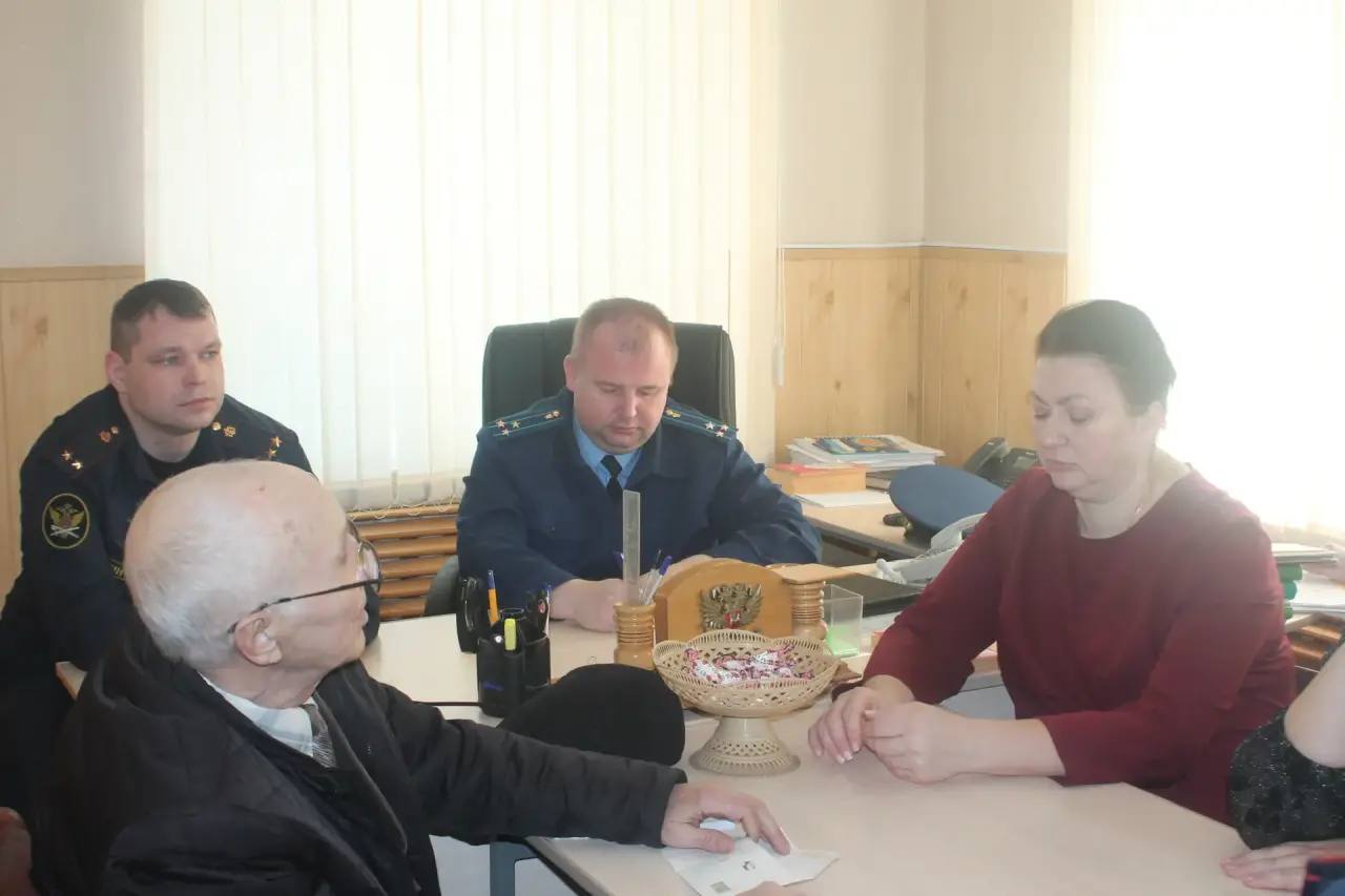 Рязанский прокурор по надзору за соблюдением законов в исправительных учреждениях Андрей Арсяков совместно с Уполномоченным по правам человека в Рязанской области Натальей Епихиной, председателем Общественной наблюдательной... Рязанский прокурор по надзору за соблюдением законов в исправительных учреждениях Андрей Арсяков совместно с Уполномоченным по правам человека в Рязанской области Натальей Епихиной, председателем Общественной наблюдательной...