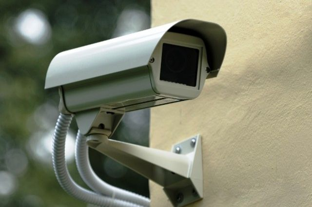 Сосед направил камеру на ваш участок? Свежее решение суда 2026 подтвердило нарушение закона