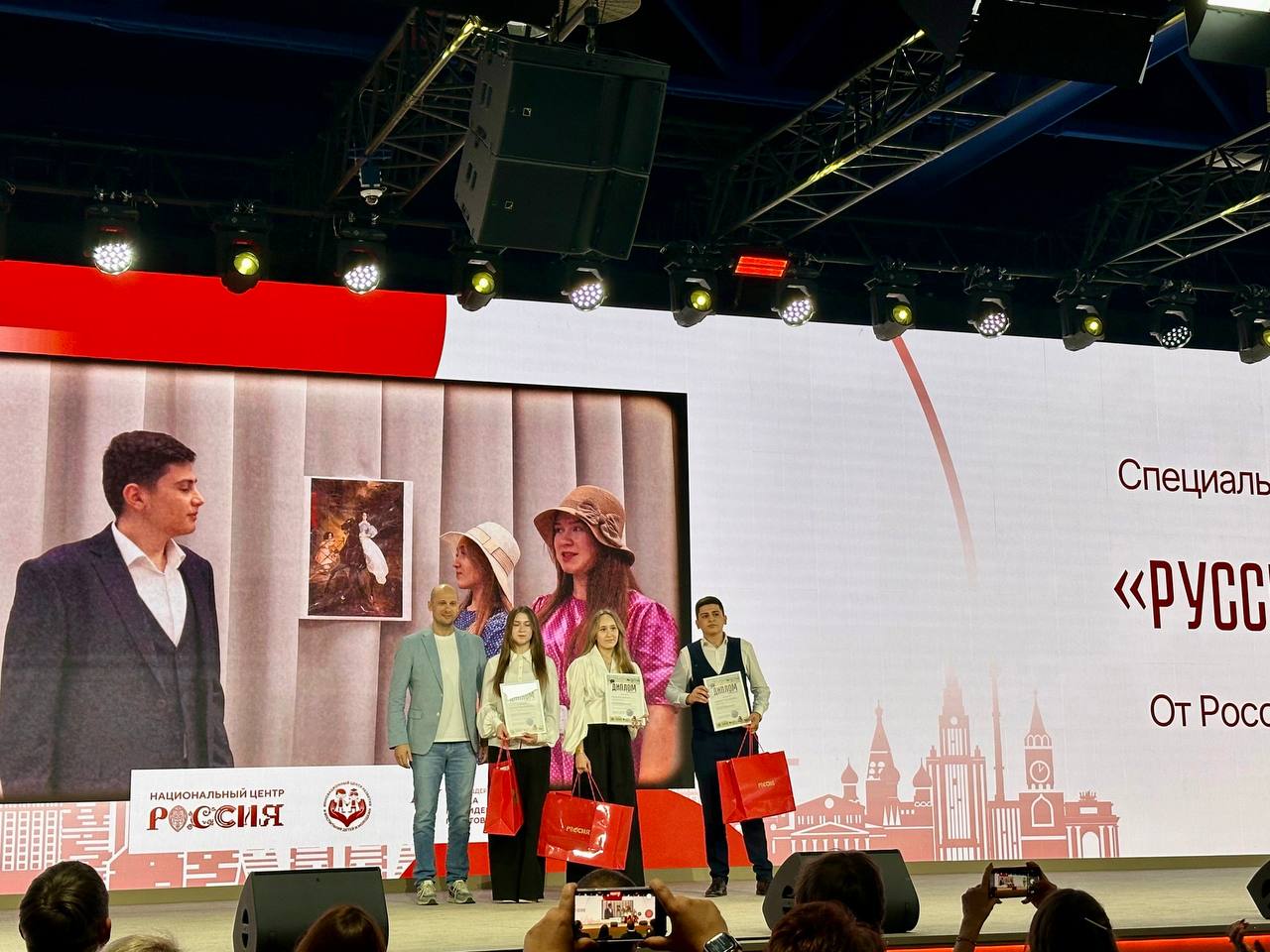 Старшеклассники школы №15 Рязани Хачатур Андреасян, Дарья Васильева и Юлия Козлова стали победителями Всероссийского патриотического молодежного конкурса «История России моими глазами» Старшеклассники школы №15 Рязани Хачатур Андреасян, Дарья Васильева и Юлия Козлова стали победителями Всероссийского патриотического молодежного конкурса «История России моими глазами»