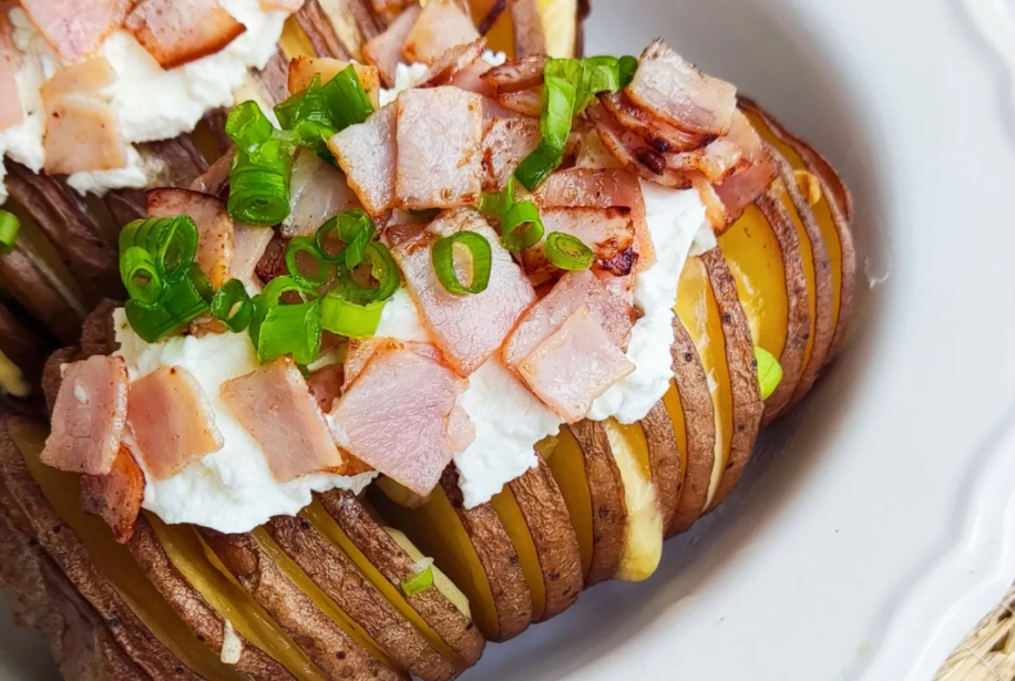 Картофель-гармошка с ветчиной и сырами: идеальный выбор для вашего стола