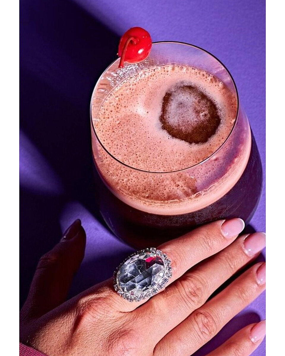 Освежающий безалкогольный коктейль «Игги» с вишней и кофе