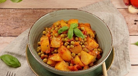 Погрузитесь в мир картофельного рагу с зелёным горошком