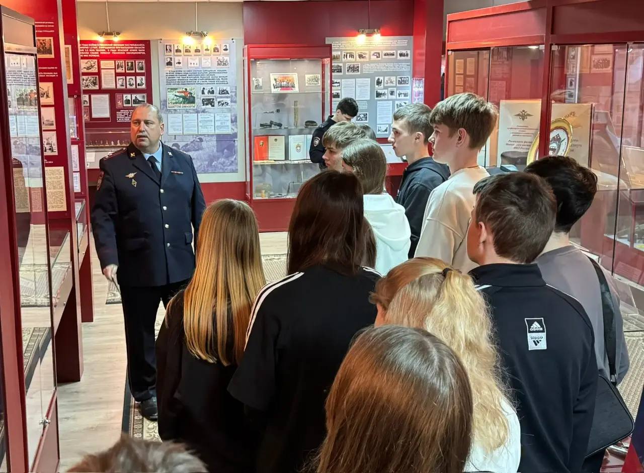 Сотрудники УМВД России по Рязанской области совместно с коллегами из Рязанского филиала Московского университета МВД России имени В.Я. Кикотя провели для учащихся класса полицейской направленности школ города Шацка «День...