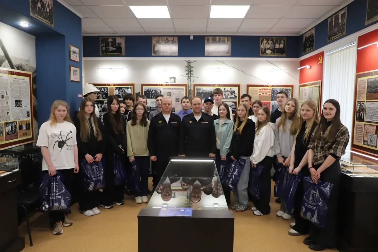 Сотрудники УМВД России по Рязанской области совместно с коллегами из Рязанского филиала Московского университета МВД России имени В.Я. Кикотя провели для учащихся класса полицейской направленности школ города Шацка «День... Сотрудники УМВД России по Рязанской области совместно с коллегами из Рязанского филиала Московского университета МВД России имени В.Я. Кикотя провели для учащихся класса полицейской направленности школ города Шацка «День...