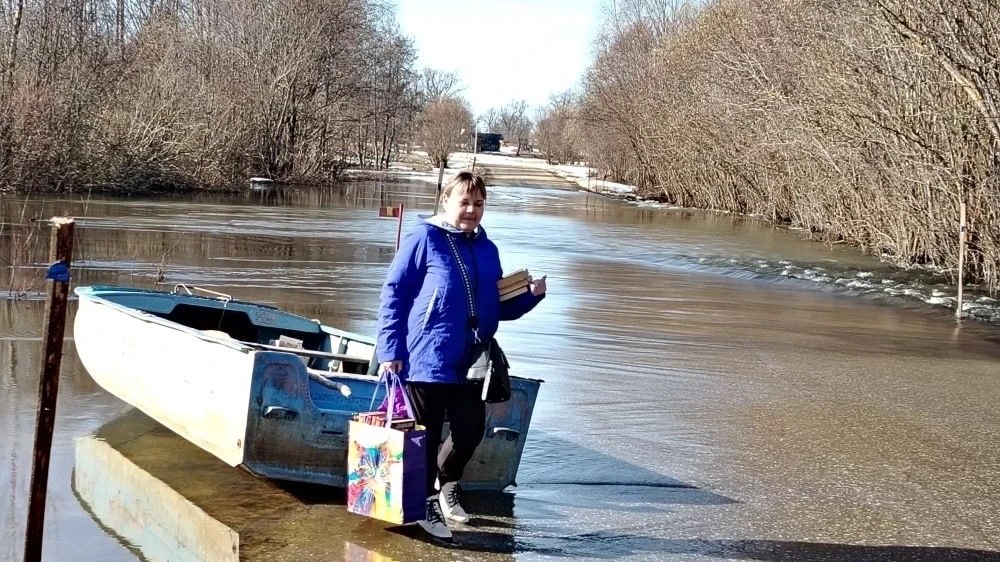 В Ермишинском округе организовали доставку книг из библиотеки на лодке