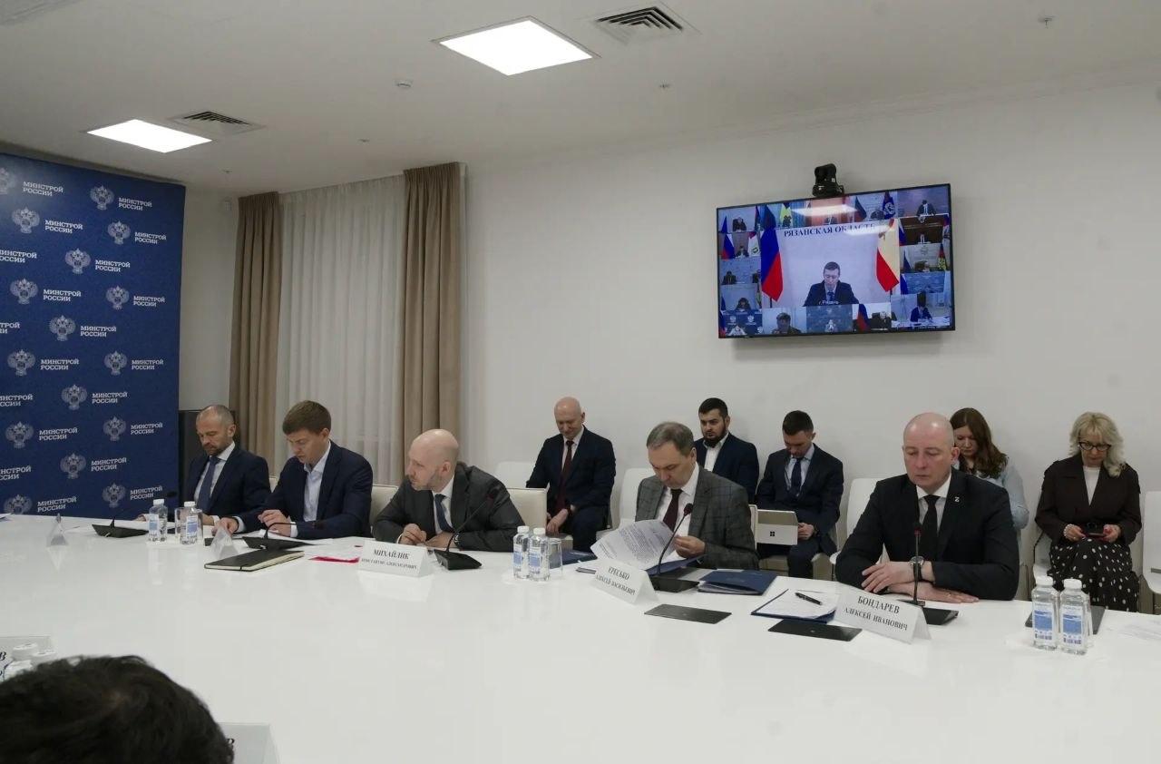 Глава Минстроя России Ирек Файзуллин провел еженедельное совещание с регионами и главными распорядителями бюджетных средств (ГРБС) Глава Минстроя России Ирек Файзуллин провел еженедельное совещание с регионами и главными распорядителями бюджетных средств (ГРБС)