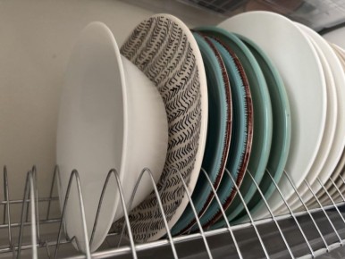 Как быстро и безопасно избавиться от наклеек с посуды: полезные советы