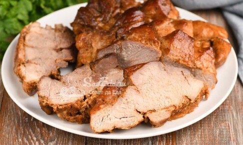 Рецепт нежного свинины в духовке с чесночной водой: просто и вкусно