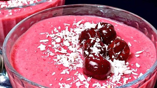 Порадуйте близких деликатесом из ряженки и вишни!