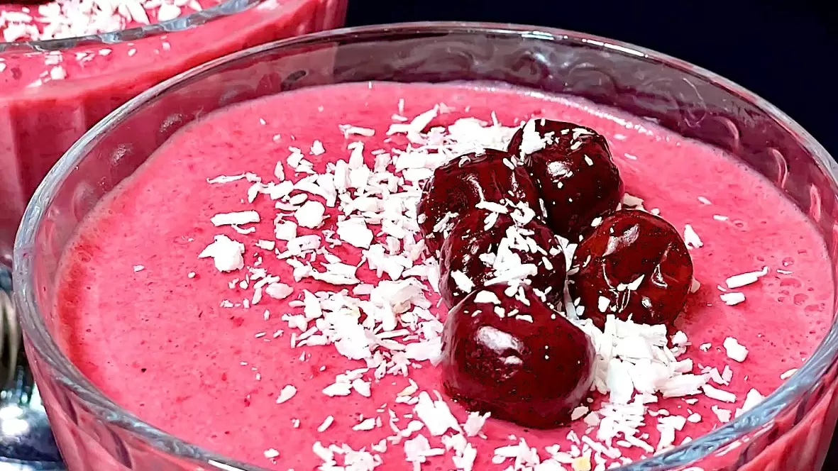 Порадуйте близких деликатесом из ряженки и вишни!