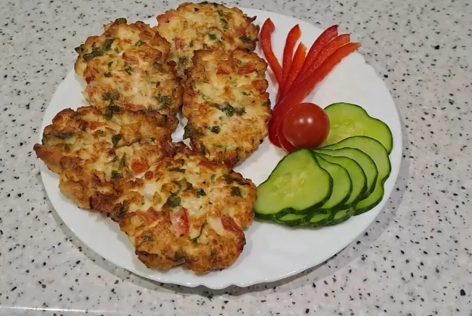 Сочные куриные котлеты с болгарским перцем и зеленью