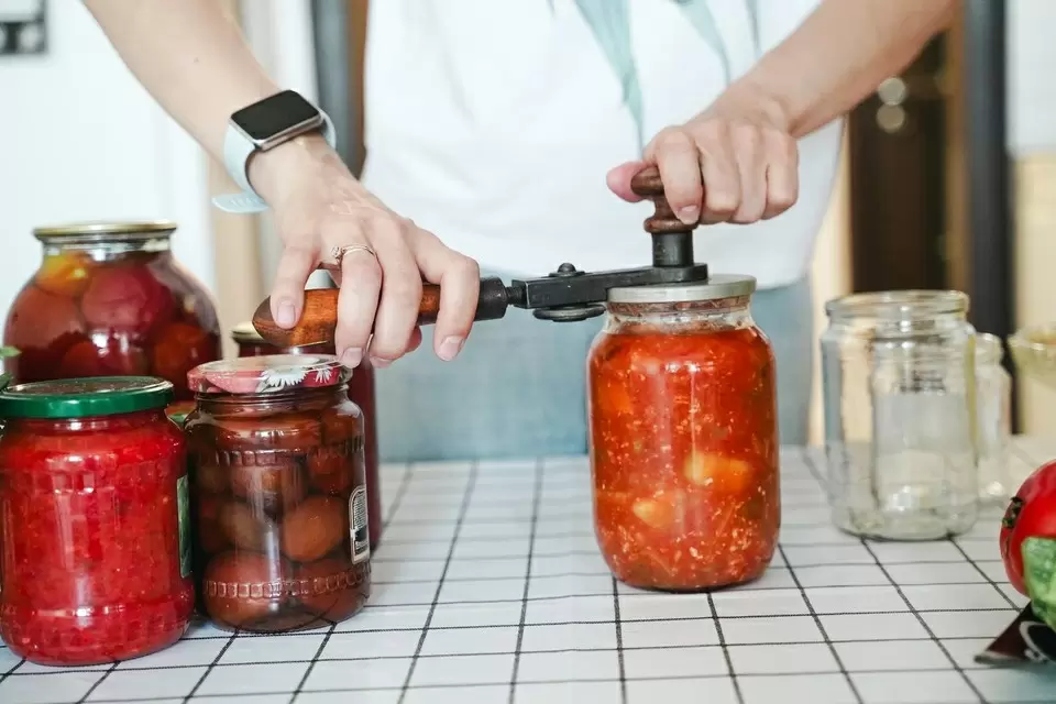 Томичей предупреждают об опасности ботулизма из-за домашних заготовок