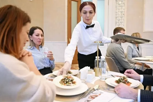 Работникам ресторанов и гостиниц рекомендуют искать новые возможности