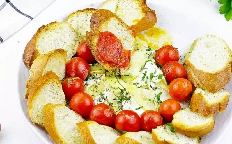 Невероятная закуска: запечённый Камамбер с помидорами и багетом