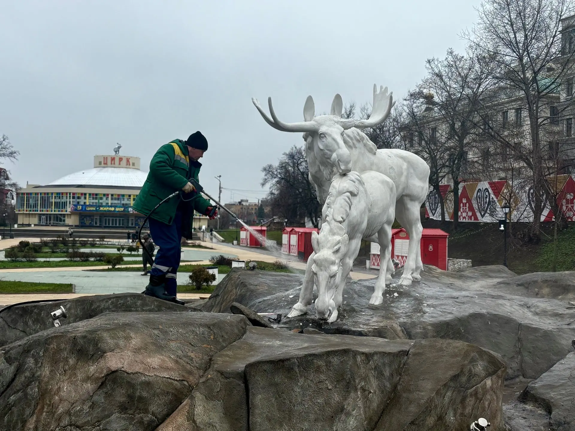 В областном центре началась подготовка к сезону фонтанов В областном центре началась подготовка к сезону фонтанов