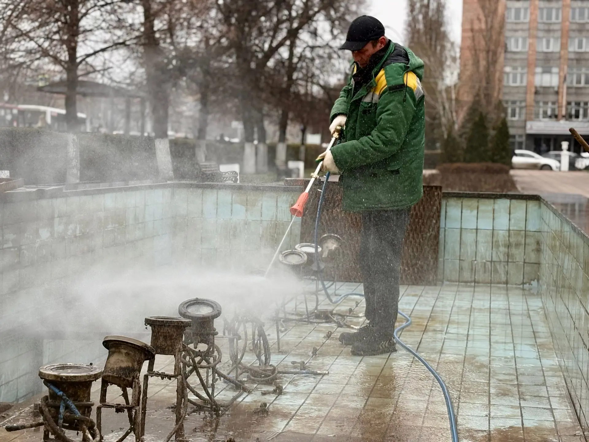 В областном центре началась подготовка к сезону фонтанов В областном центре началась подготовка к сезону фонтанов