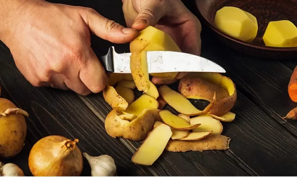 Необычное кулинарное открытие: как картофельные очистки становятся вкусной закуской