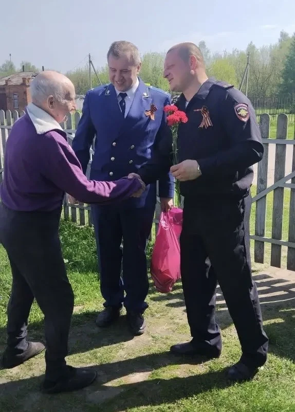 Полицейские поздравили ветеранов Великой Отечественной войны с праздником Победы