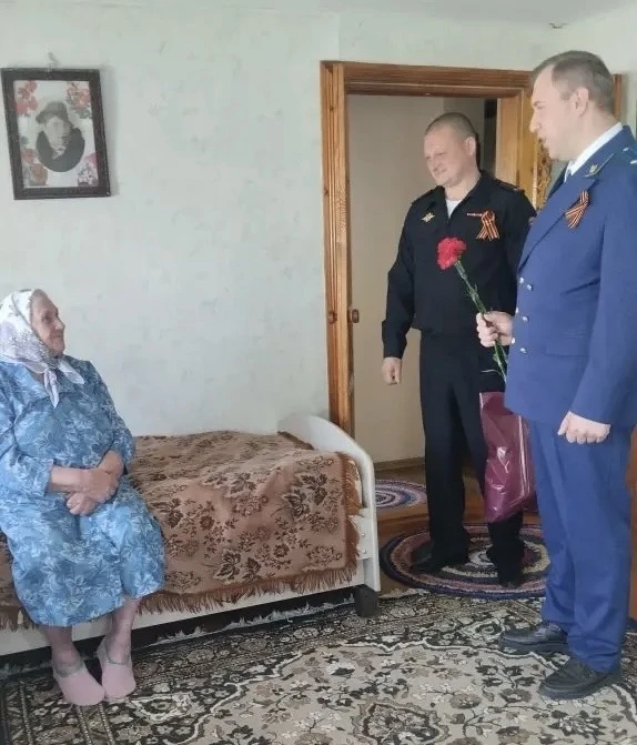 Полицейские поздравили ветеранов Великой Отечественной войны с праздником Победы Полицейские поздравили ветеранов Великой Отечественной войны с праздником Победы