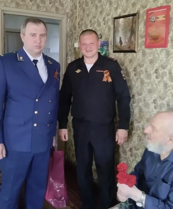 Полицейские поздравили ветеранов Великой Отечественной войны с праздником Победы Полицейские поздравили ветеранов Великой Отечественной войны с праздником Победы