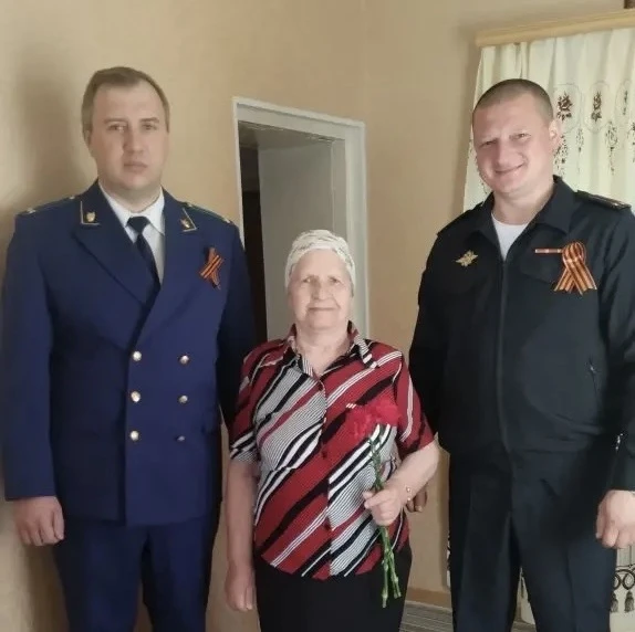Полицейские поздравили ветеранов Великой Отечественной войны с праздником Победы Полицейские поздравили ветеранов Великой Отечественной войны с праздником Победы