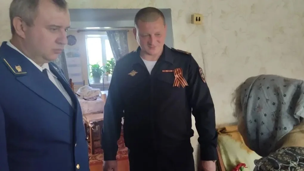 Полицейские поздравили ветеранов Великой Отечественной войны с праздником Победы Полицейские поздравили ветеранов Великой Отечественной войны с праздником Победы