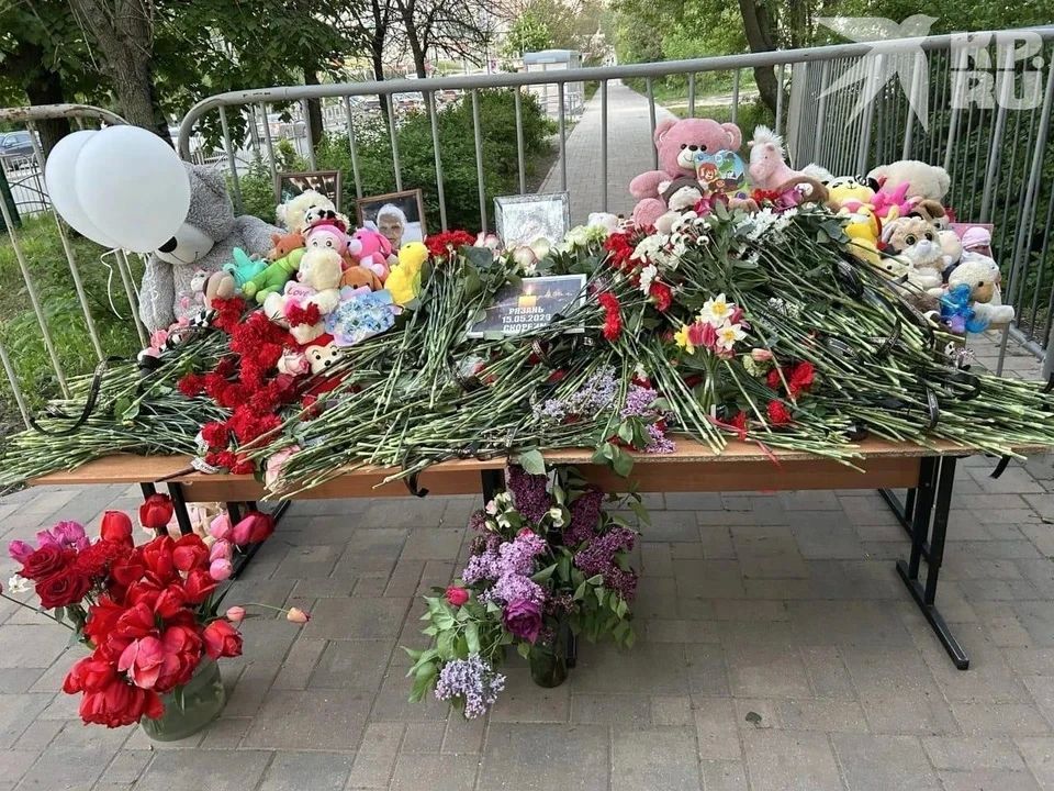 Стихийный мемориал появился у дома, пострадавшего при атаке БПЛА на Рязань