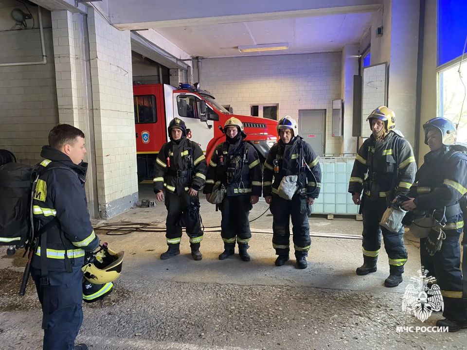Занятия по боевой подготовке в 8 пожарно-спасательной части