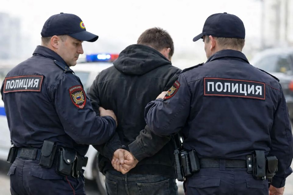 Полицейские изъяли у курьера телефонных мошенников 929 тысяч рублей, похищенных в Рязани у пенсионерки