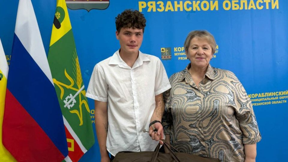 В администрации Кораблинского округа вручили ключи от квартиры Сергею Морозову, оставшемуся после рождения без попечения родителей