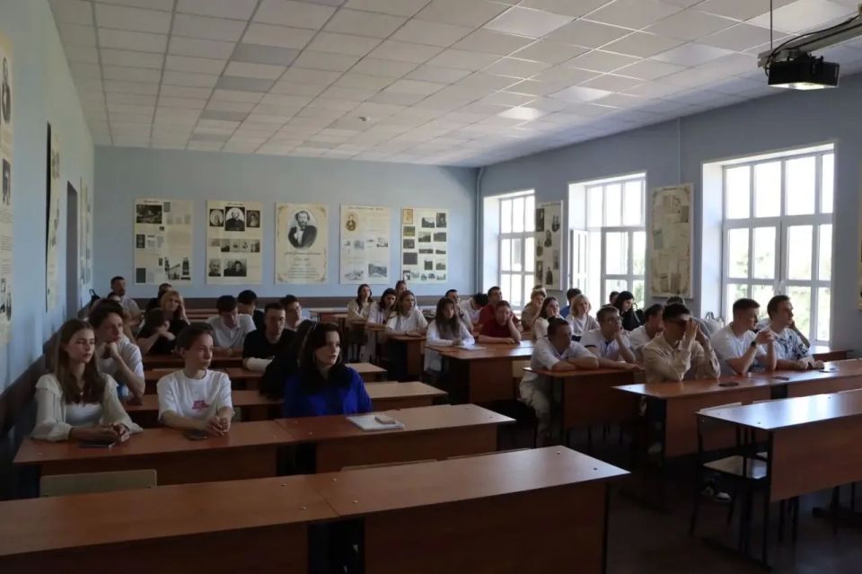 В Рязани сотрудник Управления по контролю за оборотом наркотиков провел профилактическую беседу с молодежью В Рязани сотрудник Управления по контролю за оборотом наркотиков провел профилактическую беседу с молодежью