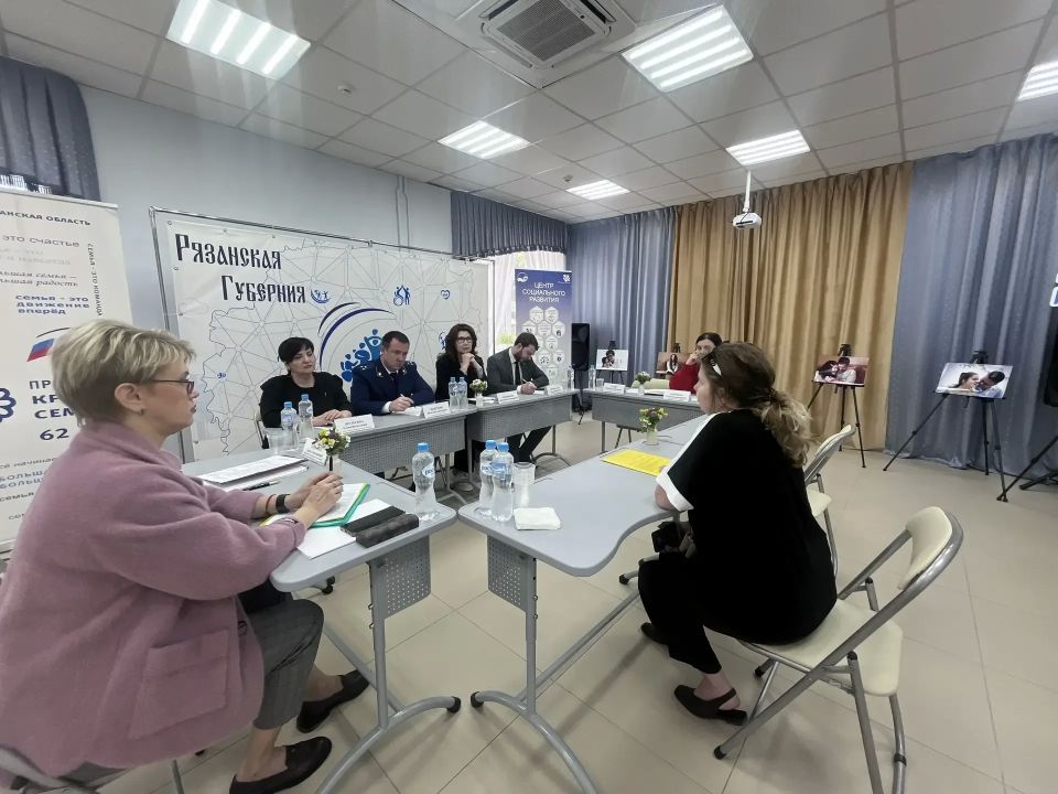 В преддверии Дня защиты детей заместитель прокурора области Вячеслав Шерстнев провел личный прием граждан в Центре социального развития региона по вопросам соблюдения прав семей, имеющих несовершеннолетних детей В преддверии Дня защиты детей заместитель прокурора области Вячеслав Шерстнев провел личный прием граждан в Центре социального развития региона по вопросам соблюдения прав семей, имеющих несовершеннолетних детей