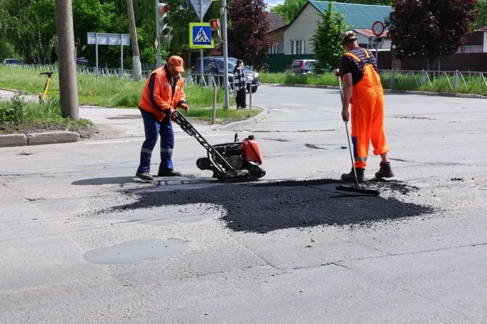 Плановый и ямочный ремонт дорог в городе идут параллельно, плюс продолжаем установку светофоров и остановочных павильонов Плановый и ямочный ремонт дорог в городе идут параллельно, плюс продолжаем установку светофоров и остановочных павильонов