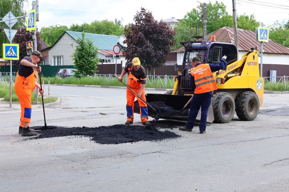 Плановый и ямочный ремонт дорог в городе идут параллельно, плюс продолжаем установку светофоров и остановочных павильонов Плановый и ямочный ремонт дорог в городе идут параллельно, плюс продолжаем установку светофоров и остановочных павильонов