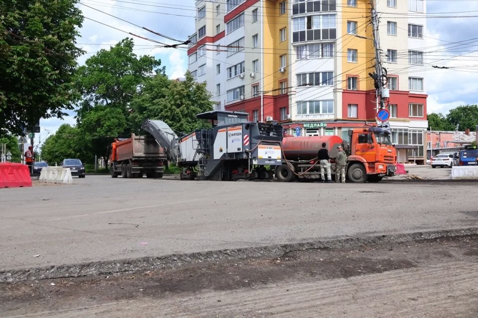 Плановый и ямочный ремонт дорог в городе идут параллельно, плюс продолжаем установку светофоров и остановочных павильонов Плановый и ямочный ремонт дорог в городе идут параллельно, плюс продолжаем установку светофоров и остановочных павильонов