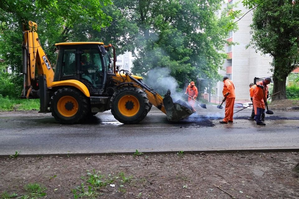 Плановый и ямочный ремонт дорог в городе идут параллельно, плюс продолжаем установку светофоров и остановочных павильонов Плановый и ямочный ремонт дорог в городе идут параллельно, плюс продолжаем установку светофоров и остановочных павильонов