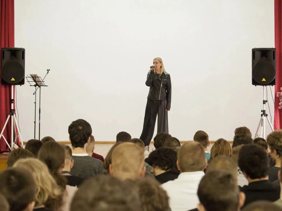 «Рок против наркотиков»: во Дворце культуры «Приокский» студентам рассказали о вреде зависимостей через музыку
