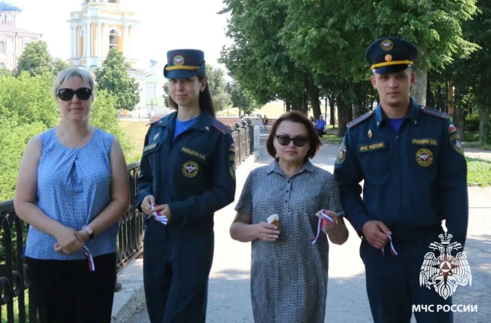 Члены Молодёжного совета Главного управления МЧС России по Рязанской области приняли участие в акции «Российский триколор» Члены Молодёжного совета Главного управления МЧС России по Рязанской области приняли участие в акции «Российский триколор»