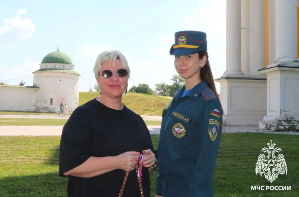 Члены Молодёжного совета Главного управления МЧС России по Рязанской области приняли участие в акции «Российский триколор» Члены Молодёжного совета Главного управления МЧС России по Рязанской области приняли участие в акции «Российский триколор»