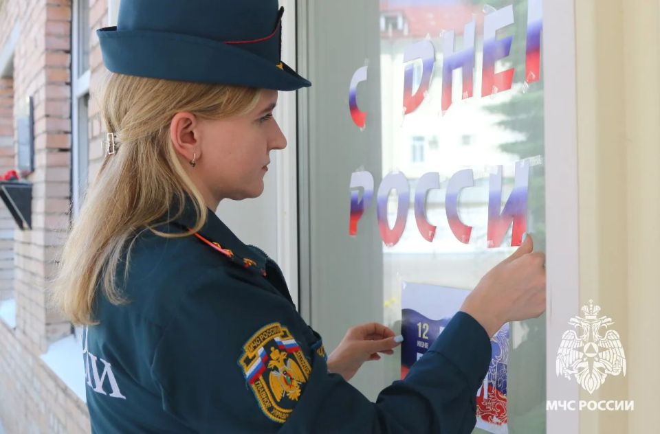 Члены Молодёжного совета Главного управления МЧС России по Рязанской области приняли участие в акции «Окна России» Члены Молодёжного совета Главного управления МЧС России по Рязанской области приняли участие в акции «Окна России»