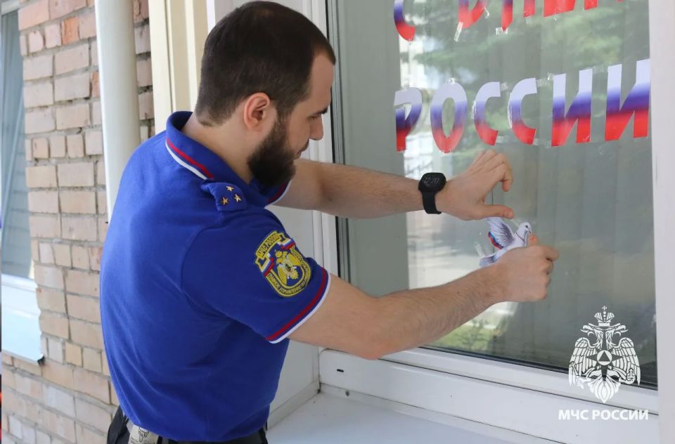 Члены Молодёжного совета Главного управления МЧС России по Рязанской области приняли участие в акции «Окна России» Члены Молодёжного совета Главного управления МЧС России по Рязанской области приняли участие в акции «Окна России»