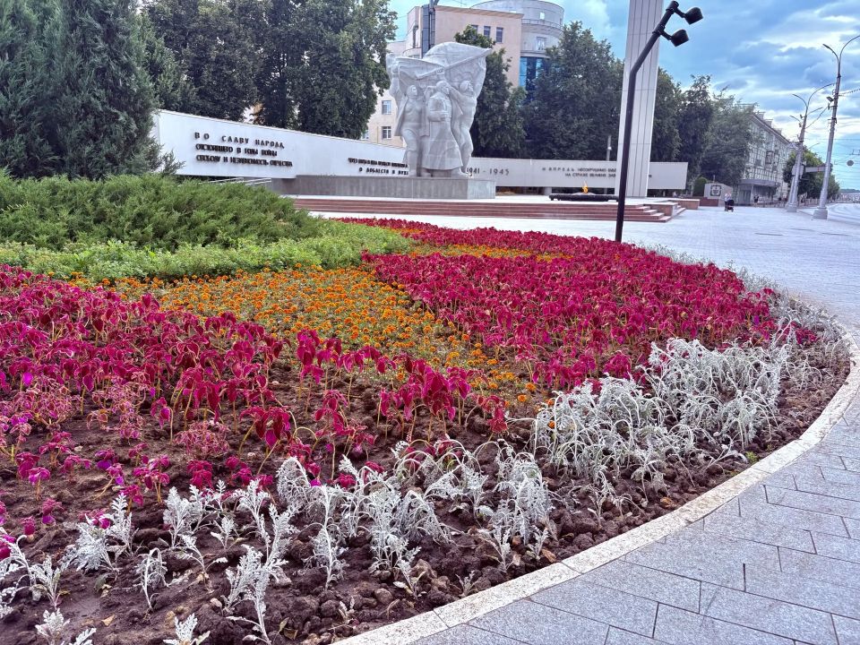 Продолжаем высаживать в городе цветы: клумб становится больше, ассортимент – шире Продолжаем высаживать в городе цветы: клумб становится больше, ассортимент – шире