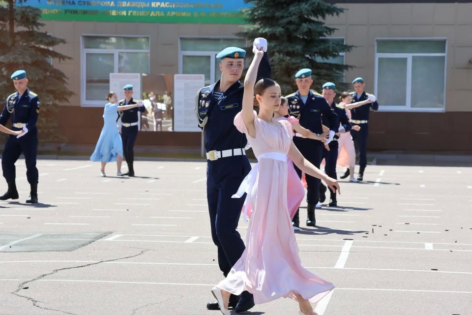 Минобороны России: В прославленном училище ВДВ состоялся торжественный выпуск офицеров и прапорщиков Минобороны России: В прославленном училище ВДВ состоялся торжественный выпуск офицеров и прапорщиков