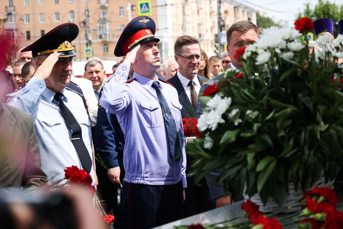 Начальник УМВД России по Рязанской области принял участие в торжественном возложении цветов, посвященном Дню памяти и скорби Начальник УМВД России по Рязанской области принял участие в торжественном возложении цветов, посвященном Дню памяти и скорби