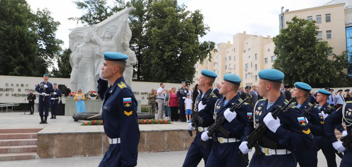 Начальник УМВД России по Рязанской области принял участие в торжественном возложении цветов, посвященном Дню памяти и скорби Начальник УМВД России по Рязанской области принял участие в торжественном возложении цветов, посвященном Дню памяти и скорби