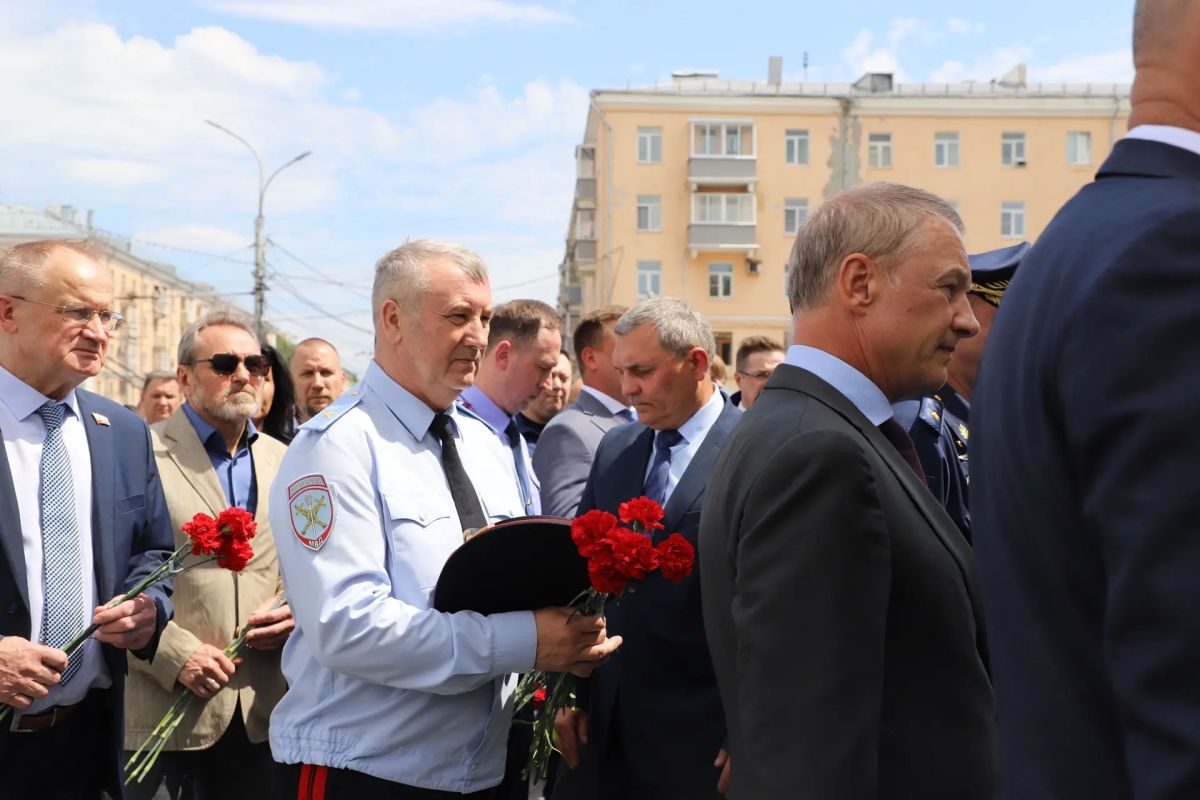 Начальник УМВД России по Рязанской области принял участие в торжественном возложении цветов, посвященном Дню памяти и скорби Начальник УМВД России по Рязанской области принял участие в торжественном возложении цветов, посвященном Дню памяти и скорби