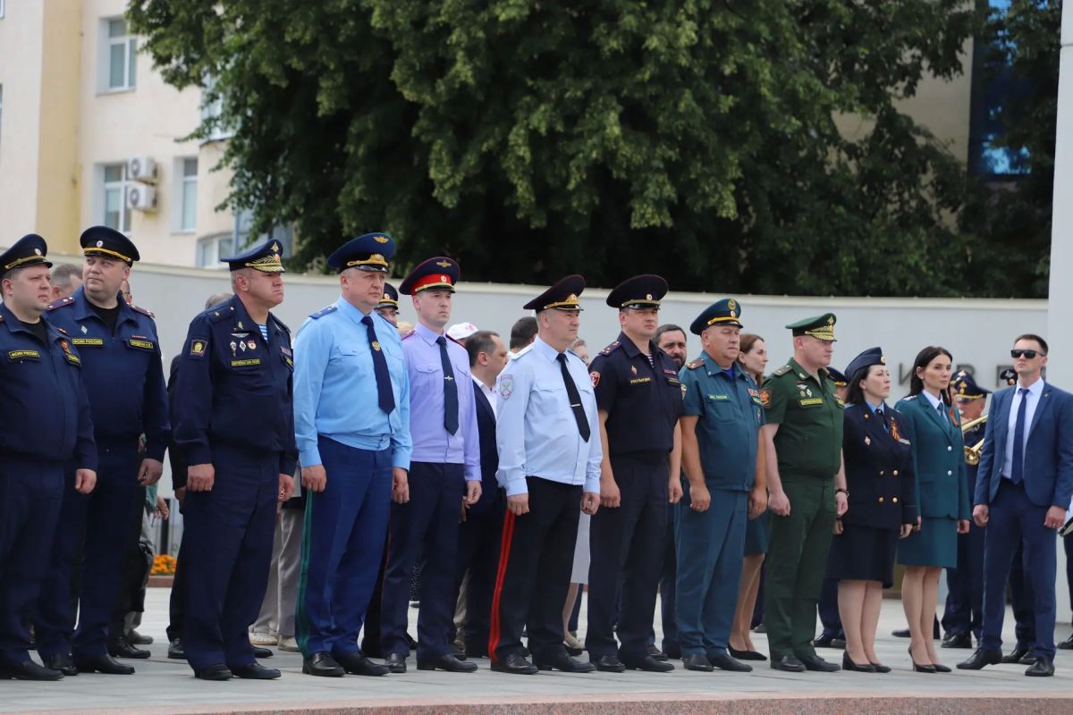 Начальник УМВД России по Рязанской области принял участие в торжественном возложении цветов, посвященном Дню памяти и скорби Начальник УМВД России по Рязанской области принял участие в торжественном возложении цветов, посвященном Дню памяти и скорби