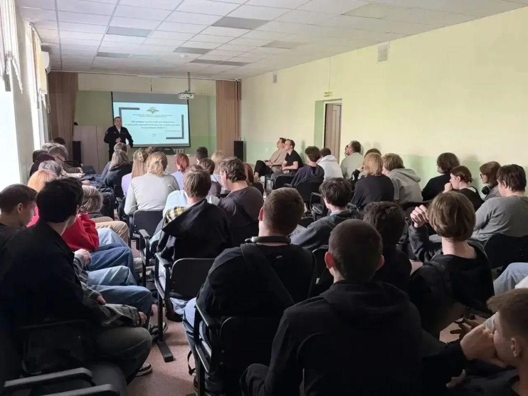 В Рязани в рамках антинаркотического месячника «Вместе против наркотиков!» сотрудник полиции провёл цикл профилактических встреч с молодежью В Рязани в рамках антинаркотического месячника «Вместе против наркотиков!» сотрудник полиции провёл цикл профилактических встреч с молодежью
