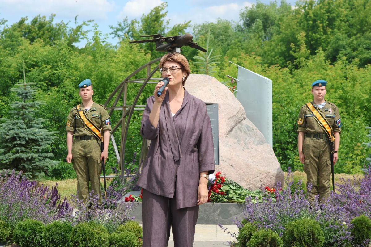 В Рязани почтили память экипажа разбившегося Ил-76 В Рязани почтили память экипажа разбившегося Ил-76