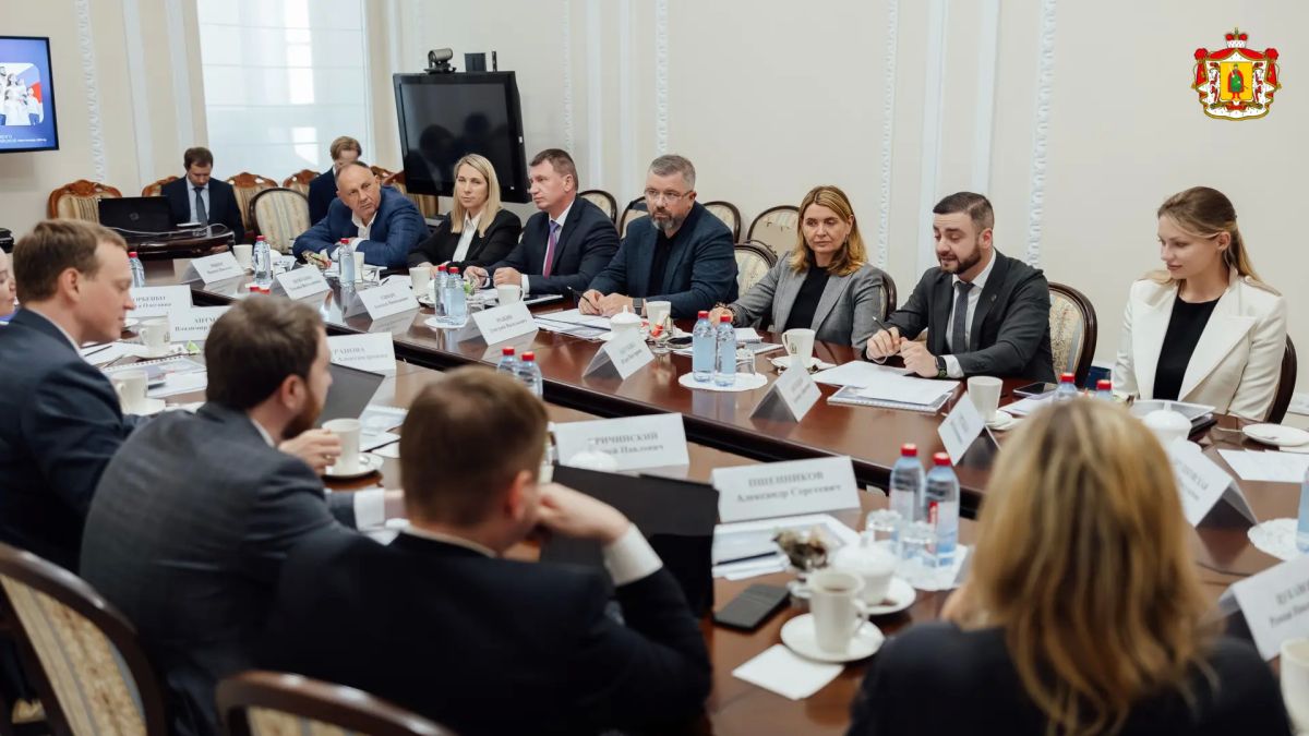 Губернатор Павел Малков встретился с участниками Комплексной программы развития федерального кадрового резерва Губернатор Павел Малков встретился с участниками Комплексной программы развития федерального кадрового резерва